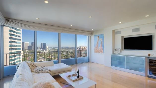 Wilshire-condominium-sold